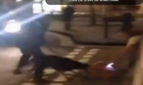 فيديو مخيف..شرطي يسمح لكلب متوحش أن ينهش رأس "معتقل"