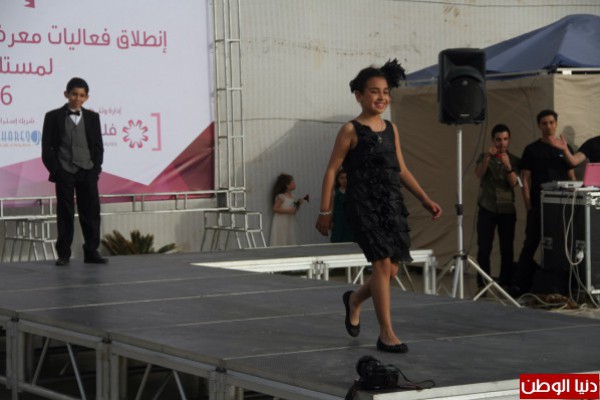 عرض أزياء خاص للأطفال في مدينة غزة