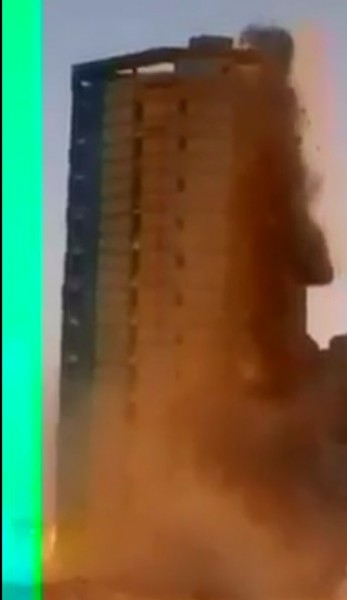 فيديو مرعب.. انهيار برج "المنصور" المكون من 15 طابقا بمكة المكرمة