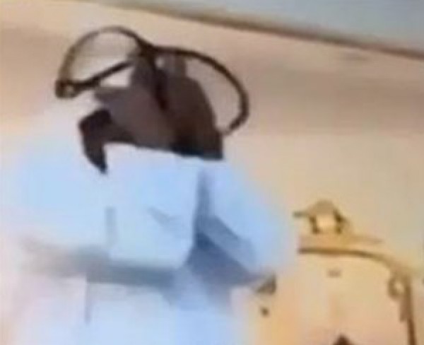 بالفيديو.. كويتي يقذف مدير المدرسة بـ"العقال" من شدة فرحته بتخرج ابنه!