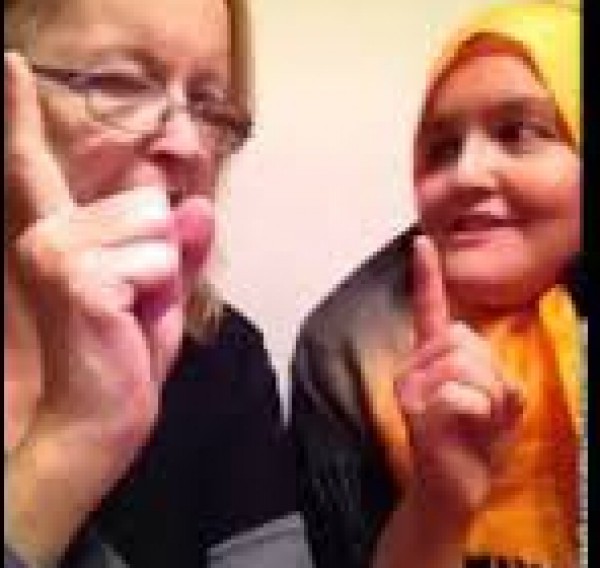 بالفيديو.. أميركية تلقن والدتها الشهادتين بالعربية لتدخل الإسلام