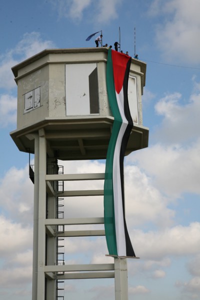 رفع علم فلسطين على خزان مخيم البرج الشمالي في صور