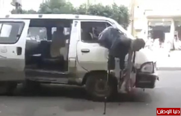 شاهدوا بالفيديو رجل بقدم واحده يستطيع الصعود الى المركبه بطريقه مثيره