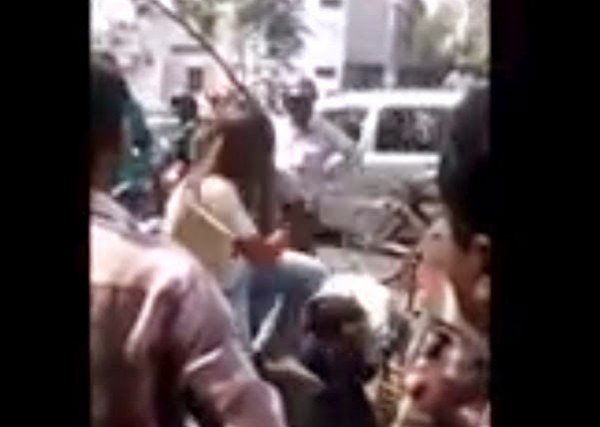شاهد شاب يتحرش بفتاة في الطريق العام وشاهد كيف انتقمت منه وماذا فعلت فيه