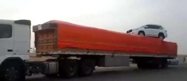 حادث غريب في السعودية.. سيارة جيب تطير لتستقر فوق شاحنة