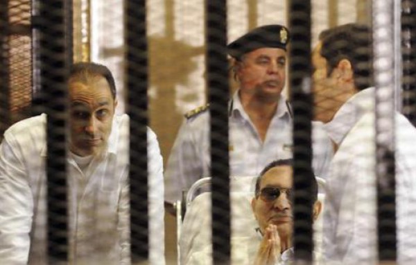 مصر: السجن 3 سنوات لمبارك و 4 سنوات لنجليه في قضية قصور الرئاسة