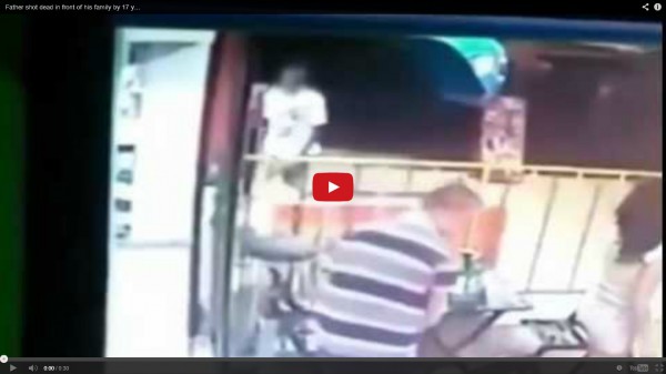 بالفيديو.. مقتل شاب بالرصاص أمام طفلته