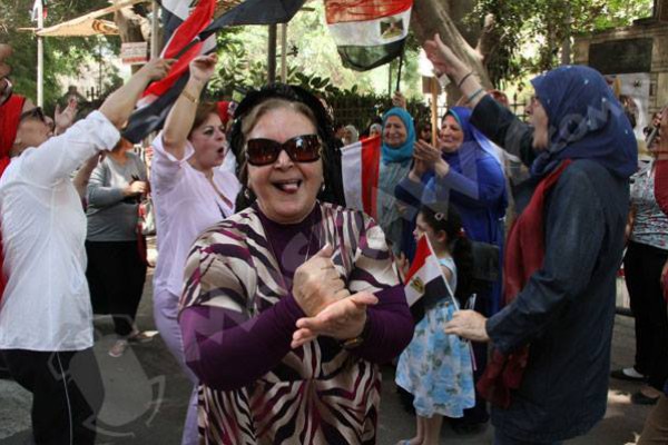 تشجيع بالرقص وفنانو مصر ينتخبون.. الانتخابات المصرية بالفيديو والصور