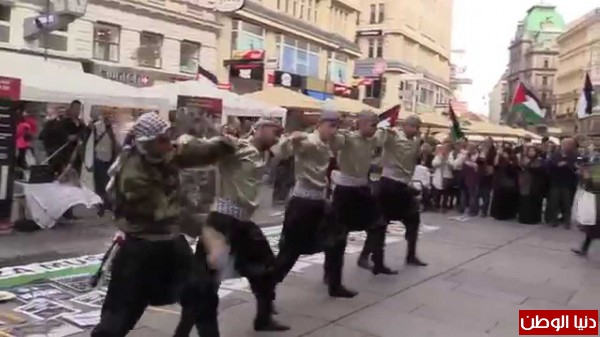 فى أشهر شارع سياحى بفيينا..دبكة فلسطينية نصرة لغزة