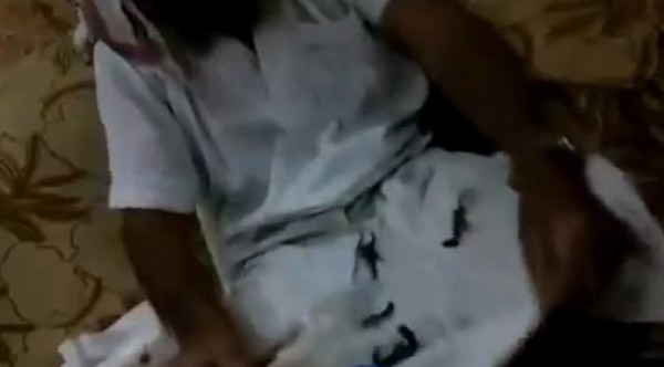 رجل لعبته المفضلة العقارب الحية