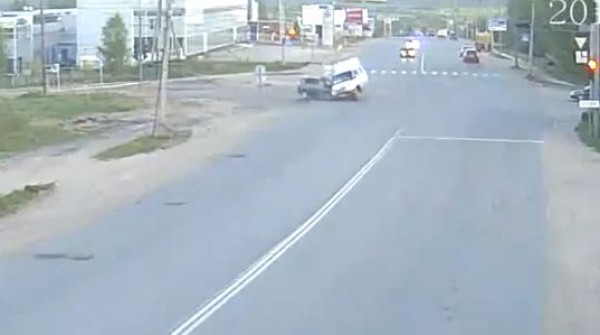 انفجار سيارة بعد حادثة تصادم
