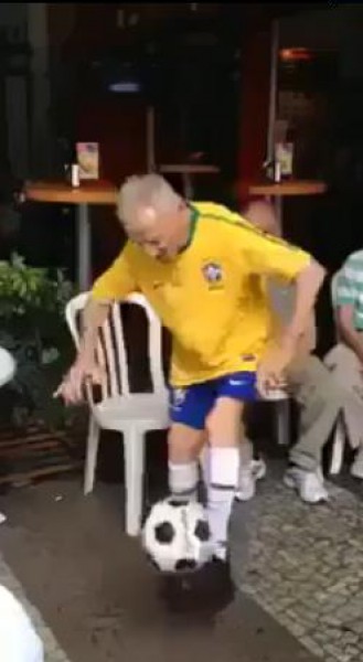 معشوقة المللاين تتراقص على أقدام مسن في البرازيل