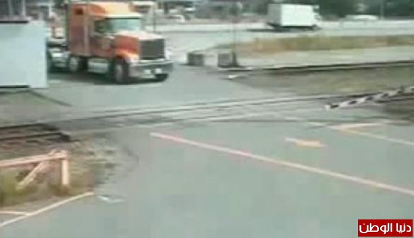 سائق شاحنة غبي خاطر في حياتة لعبور الطريق‎