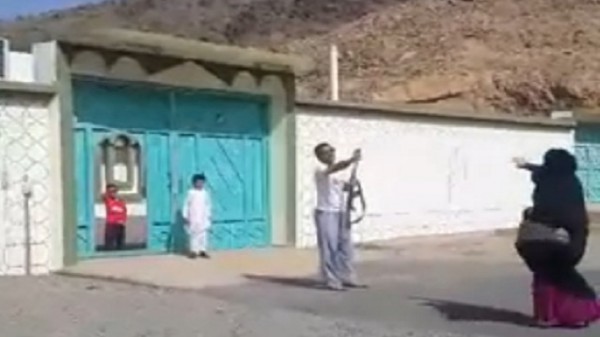 بالفيديو .. شاب يستقبل والدته بـ "قفي مكانك" و18 رصاصة