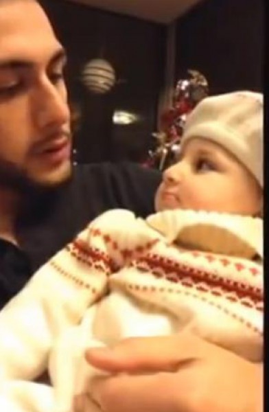 رضيعة بعمر العام 1 تقوم بحركة مضحكة جدا