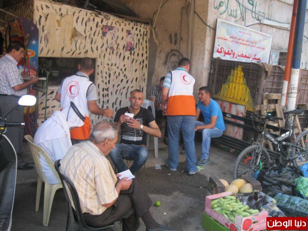 متطوعو الهلال الاحمر ينفذون حملة تطوع معنا بقلقيلية