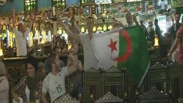 فيديو:كيف شجّعت الجاليات العربية الجزائر في مقاهي لندن