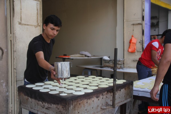 بالصور ..القطايف فاكهة الصائمين في رمضان