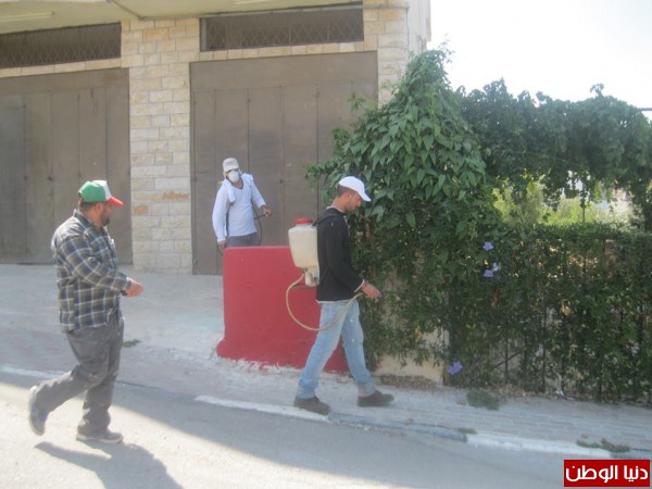 بلدية الزاوية ومديرية صحة سلفيت تنفذ حملة رش للمبيدات الحشرية