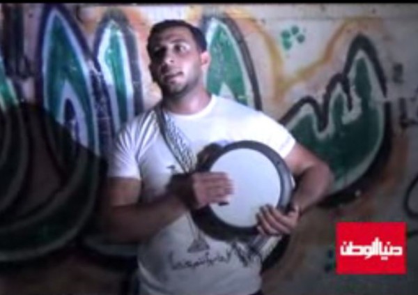 "مسحرّاتي الوحدة الوطنية" في شوراع غزة : غنّى لفتح وحماس ودنيا الوطن .. شاهد الفيديو