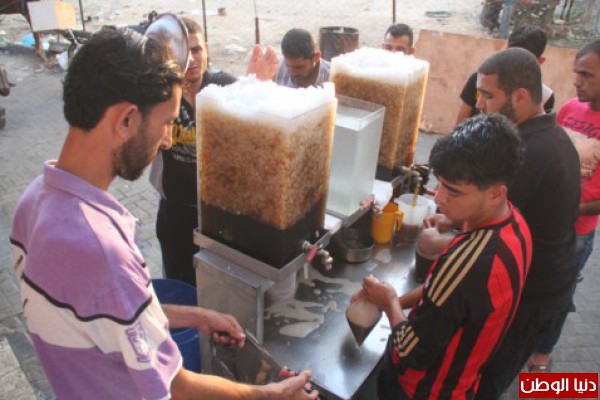 الخروب شراب الصائمين بغزة  في رمضان