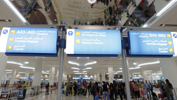 4 شبان عرب يهجرون أمهم في مطار دبي.. دون تذكرة
