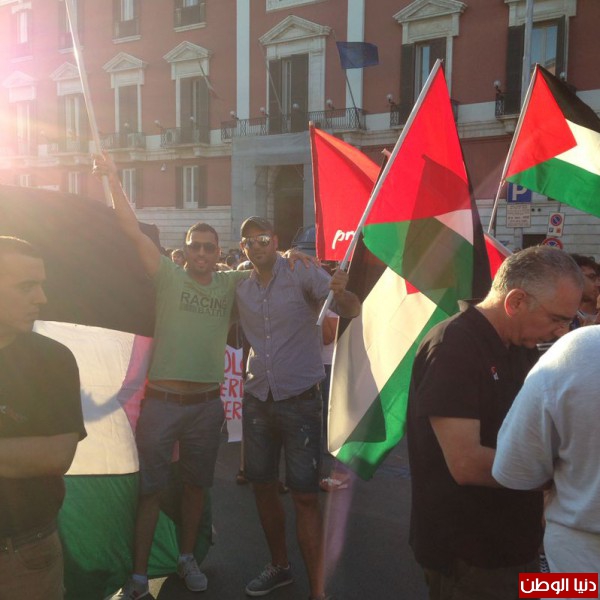 وقفه احتجاجيه للتضامن مع غزه في مدينه باري الايطاليه