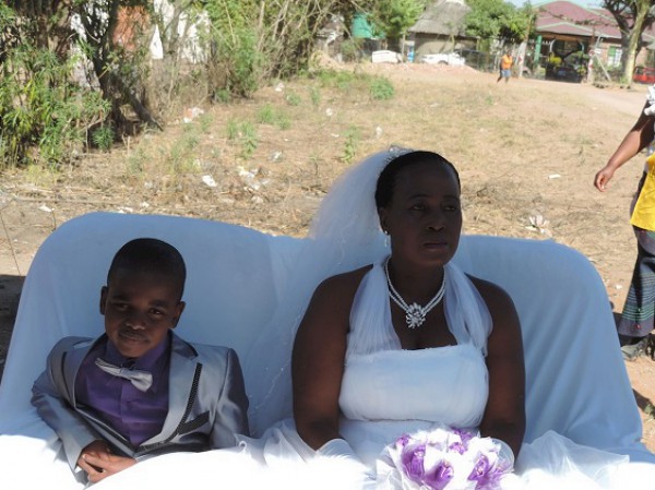 بالصور: أفريقية في الستين تتزوج طفلاً بالتاسعة