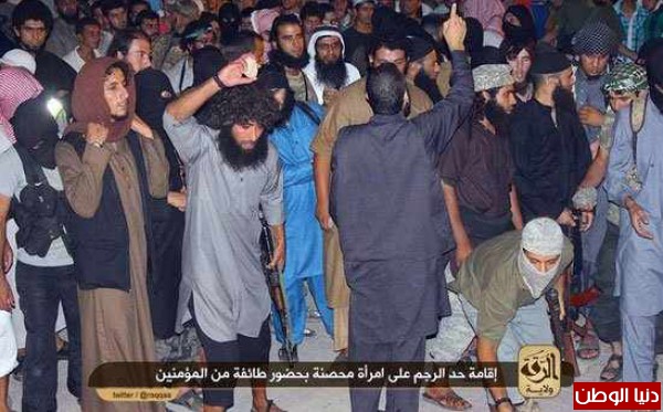 بالصور: داعش تنشر صورا لرجم امرأة حتى الموت بتهمة الزنا