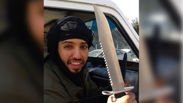 صورة طبيب "داعش" السعودي ملوحاً بسكين الذبح
