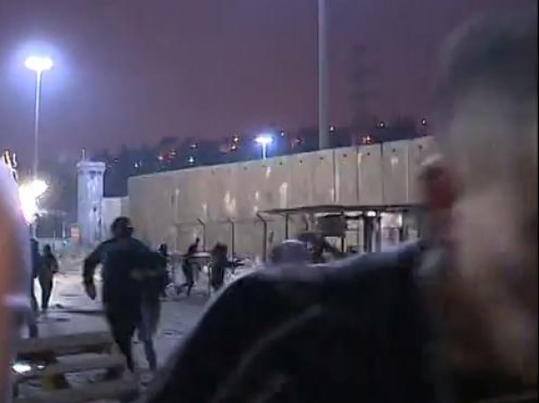 بالفيديو مواجهات في مخيم شعفاط وقلنديا وبلدة عناتا والمتظاهرون فرحون بخطف الجندي الاسرائيلي