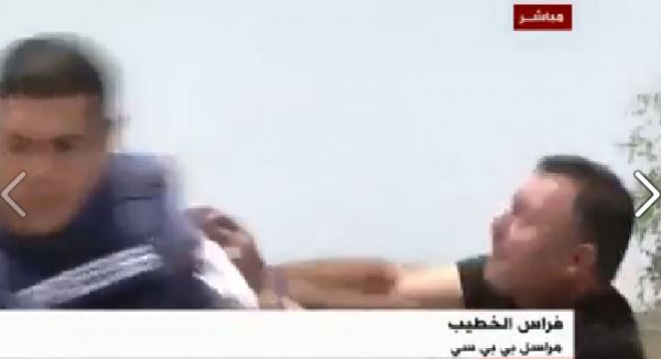 شاهد بالفيديو : اسرائيليون يعتدون على مراسل البي بي سي