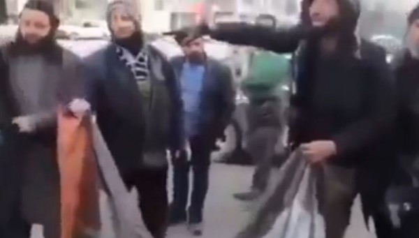 بالفيديو.. "داعش" تدهس علم فلسطين بالأقدام وترفع علم القاعدة