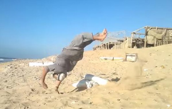 شاب من غزة لم يتوقف عن لعب الجمباز رغم اصابته في الحرب