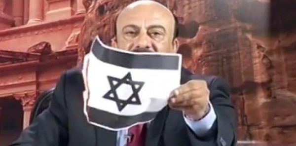 بالفيديو.. "إعلامي اردني" يشعل النار في العلم الإسرائيلي علي الهواء