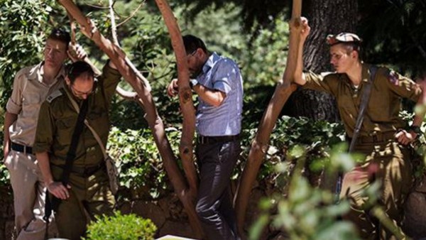 إسرائيل تعتقل جنودا لتسريبهم أعداد القتلى بالواتس أب
