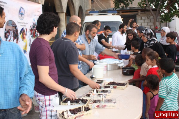 الجمعية الفرنسية تقوم باطعام 600شخص من النازحين السوريين