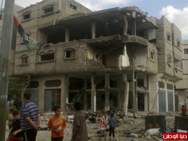 تضرر منزل النائب المصدر بفعل قذائف المدفعية في قرية المصدر