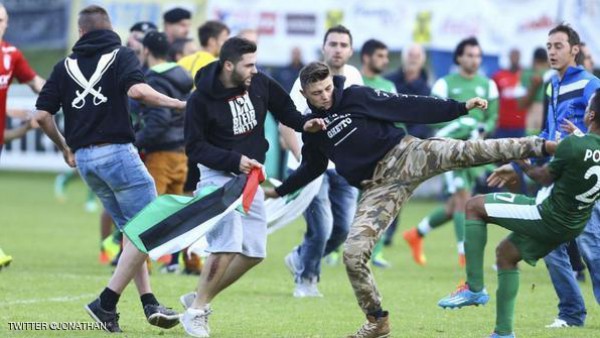 مشجعون يوقفون مباراة لفريق إسرائيلي .. ضربوا لاعبين من الفريق