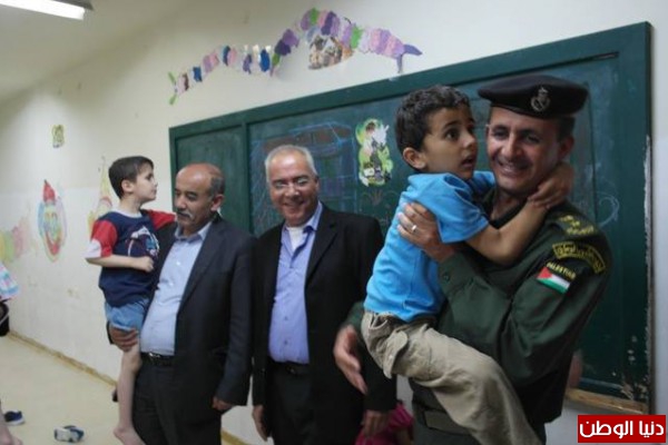قوات الأمن الوطني الفلسطيني تشارك في تسليم كسوة العيد لأطفال مركز الغد للتوحد