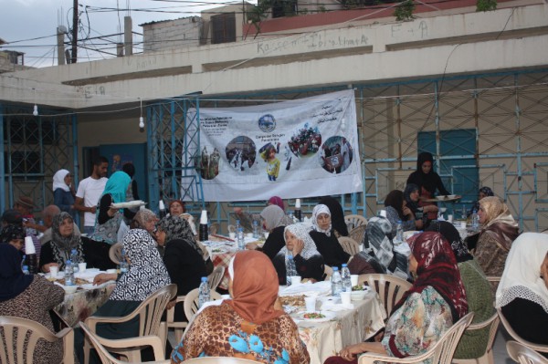 الجمعية الفلسطينية الفرنسية تقدم افطار رمضاني للمسنين في مخيم الرشيدية