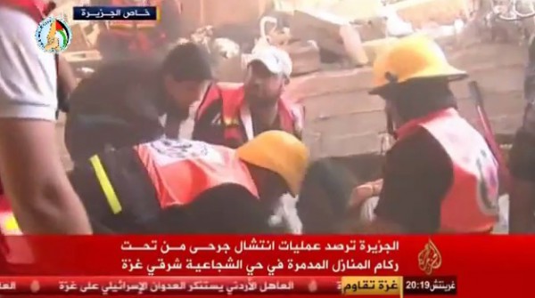 فيديو انتشال أحد الناجين من تحت الانقاض في حي الشجاعية تحت نيران القصف