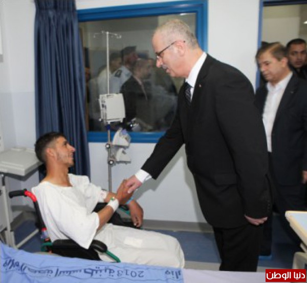 الحمد الله يتفقد جرحى مواجهات قلنديا في مجمع فلسطين الطبي برام الله