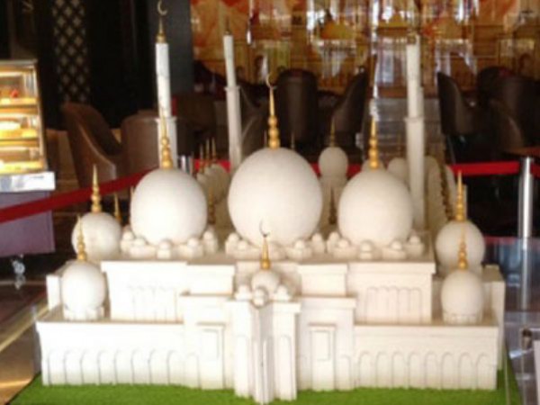 احتفالا بعيد الفطر بناء مسجد الشيخ زايد من الشوكلاتة