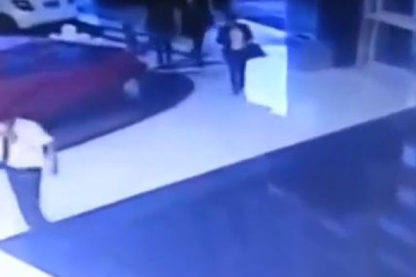 فيديو: سيدة تتعرض لموقف محرج بسبب انشغالها بهاتفها المحمول