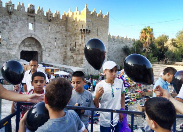 العيد في القدس : أسود بلون سماء غزة .. صور