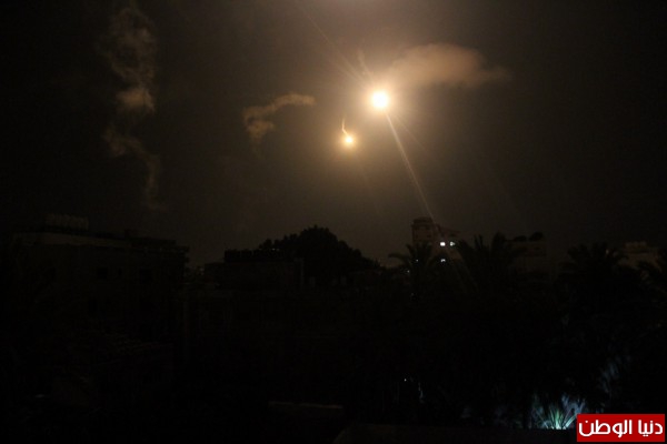 القنابل الضويئة التي تلقيها طائرات الإحتلال الإسرائيلي فوق مدينة غزة هذه الأثناء