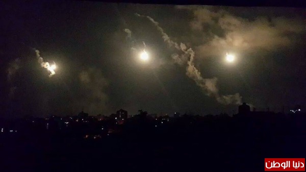 الاحتلال يمطر سماء غزة بالقنابل المضيئة - فيديو وصور