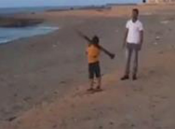 بالفيديو: طفل ليبي يتعلم استخدام الـ "آر بي جي"