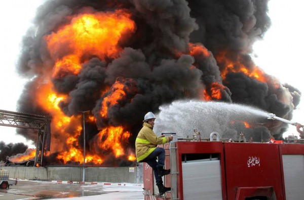 شاهد الصور : الحريق الذي طال شركة توليد الكهرباء